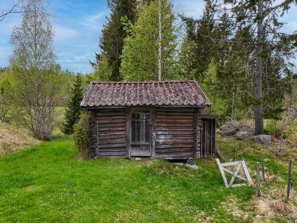 Uthusbyggnad med förrådsdel och inrett duschrum
