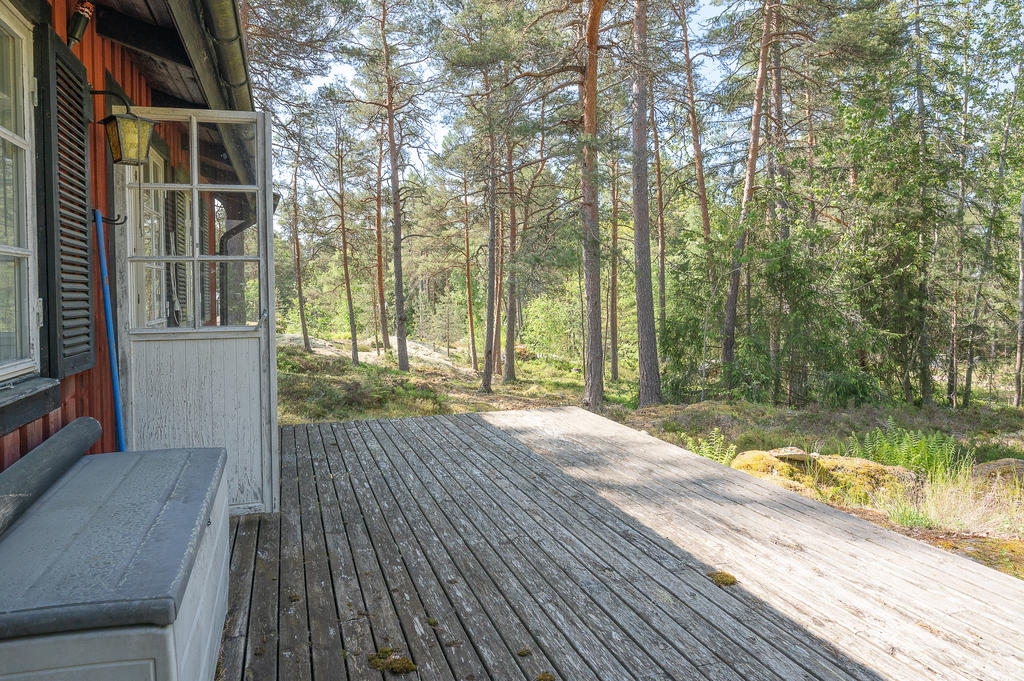 Solig altan mitt i naturen