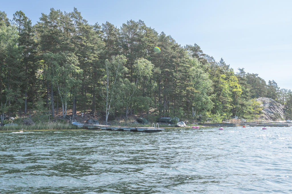 Gemensam båtbrygga  en kort promenad från fastigheten