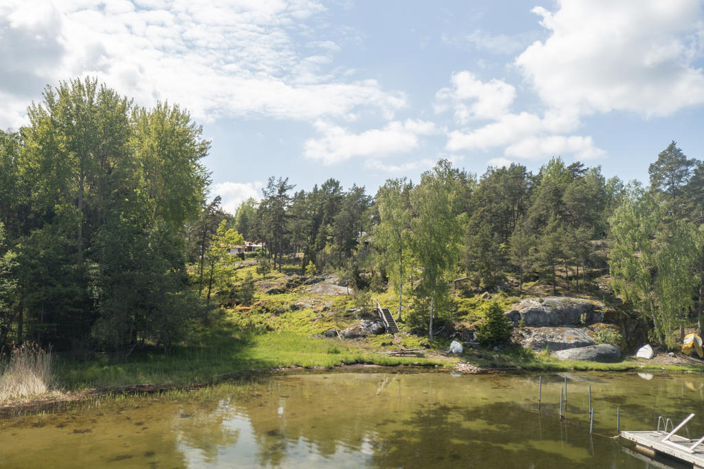 I Sandviken, en kort promenad från fastigheten,  finns badbrygga
