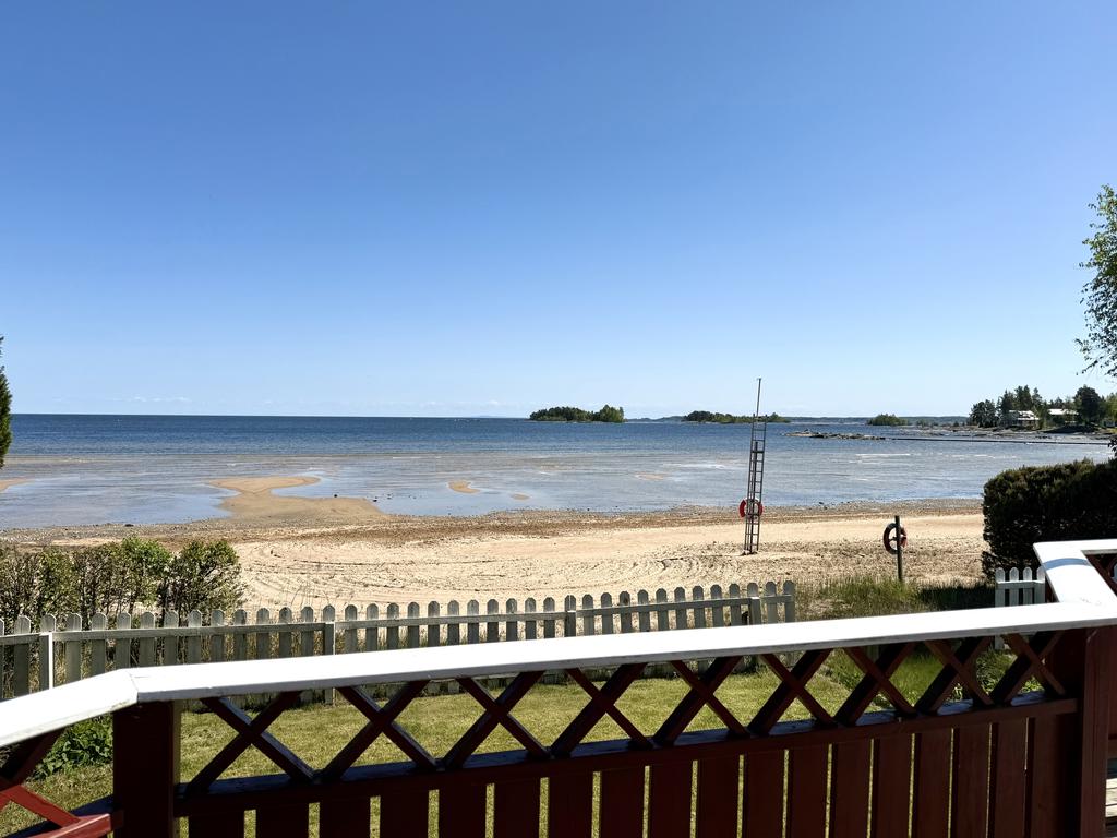 Cirka 10 m till stranden.