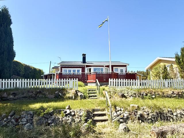 Varmt välkommen till Vita Sannar Strandvägen 27! Vackert belägen strandtomt med oslagbar utsikt. 