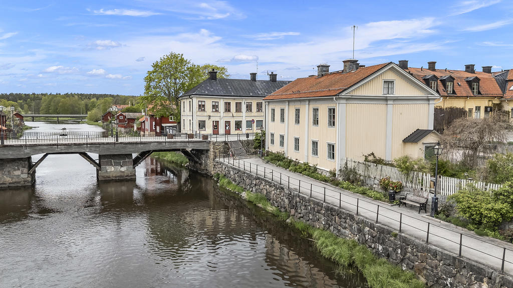 Vackert läge intill Kapellbron och Arbogaån