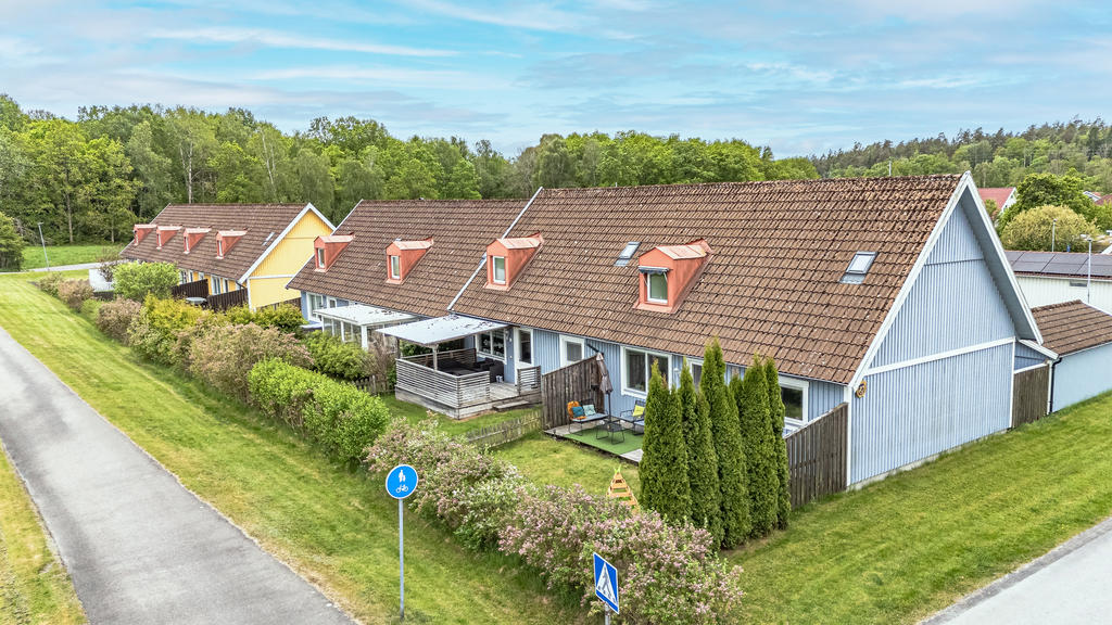 På baksidan finns altan och trädgård - perfekt för att odla och för barn att springa och leka på 