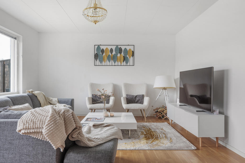 Vardagsrum med plats för både tv och stor soffa