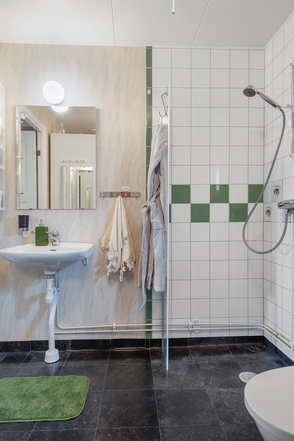 Duschrum på entréplan med tvättmaskin