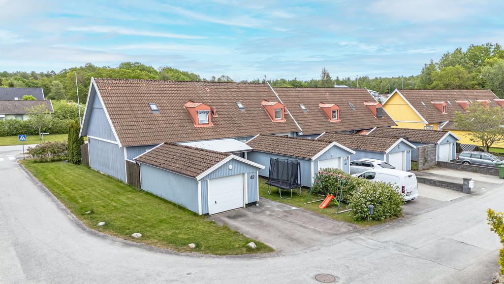Praktiskt med garage och egen uppfart för två bilar