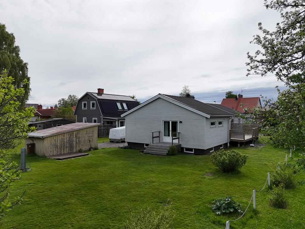Husets baksida.