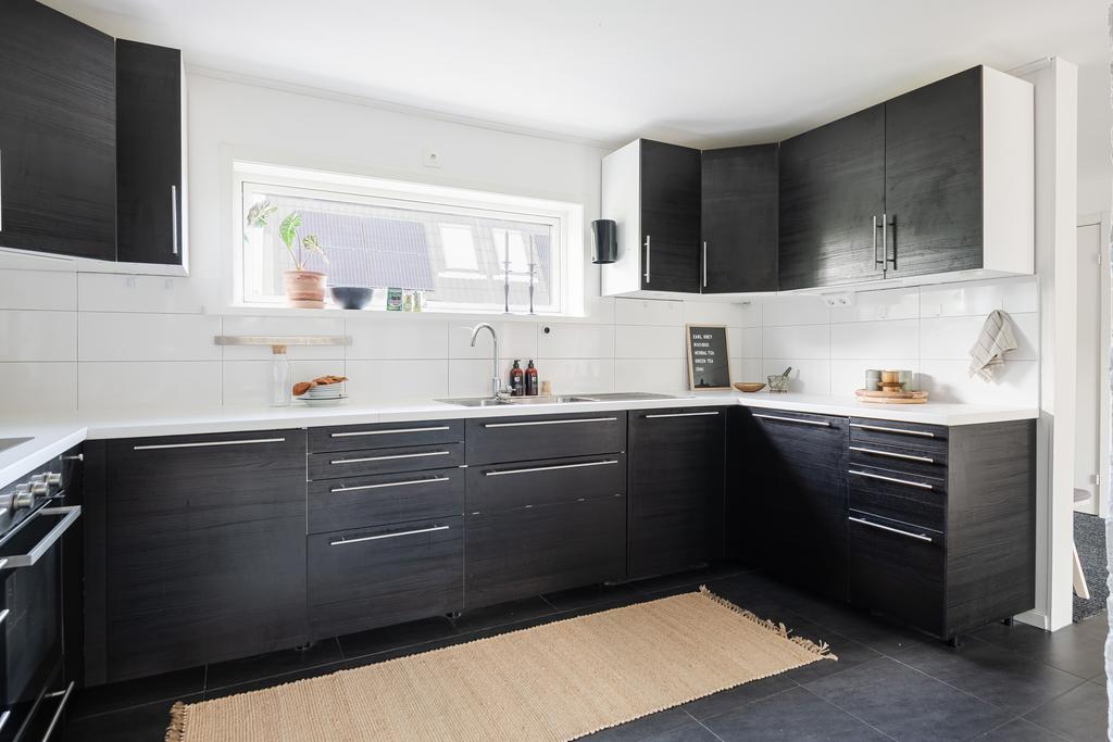Köket erbjuder gott om bänkyta och förvaring