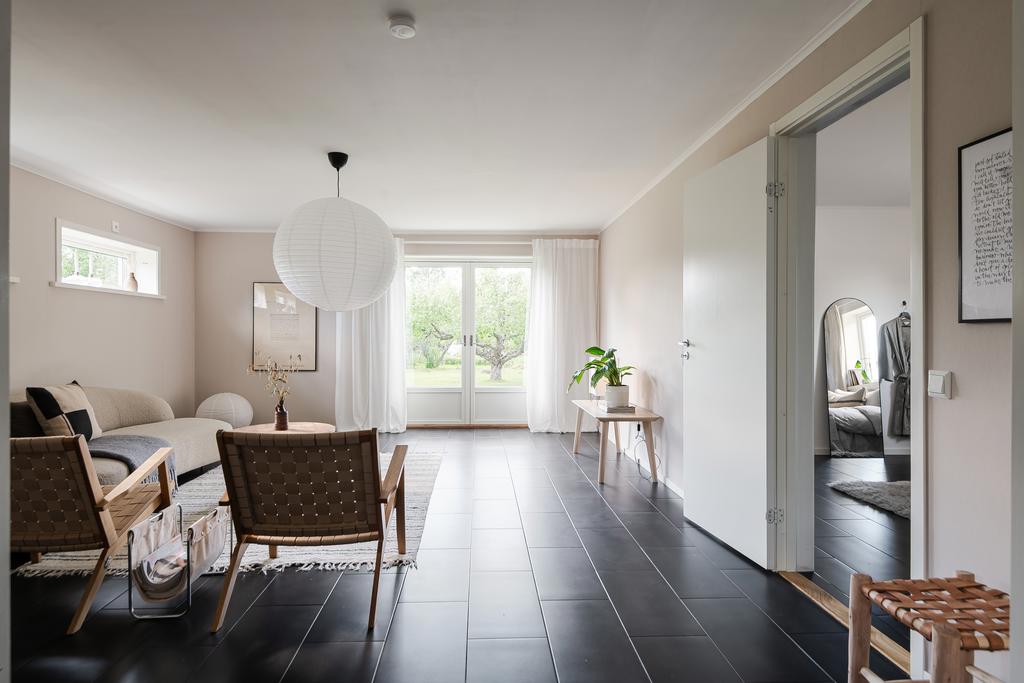 Vardagsrummet erbjuder utgång till trädäck och trädgården