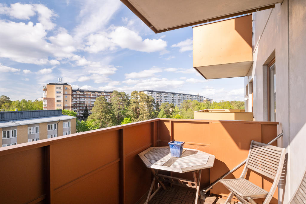 Rymlig balkong med soltimmar och härlig vy.