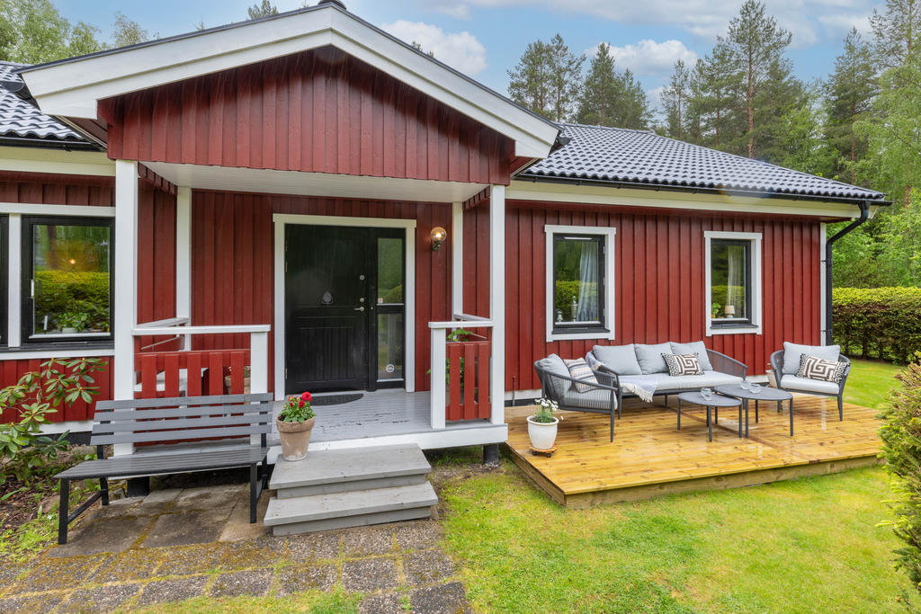 Entré via farstukvist med en ny uteplats intill, från 2024. 
