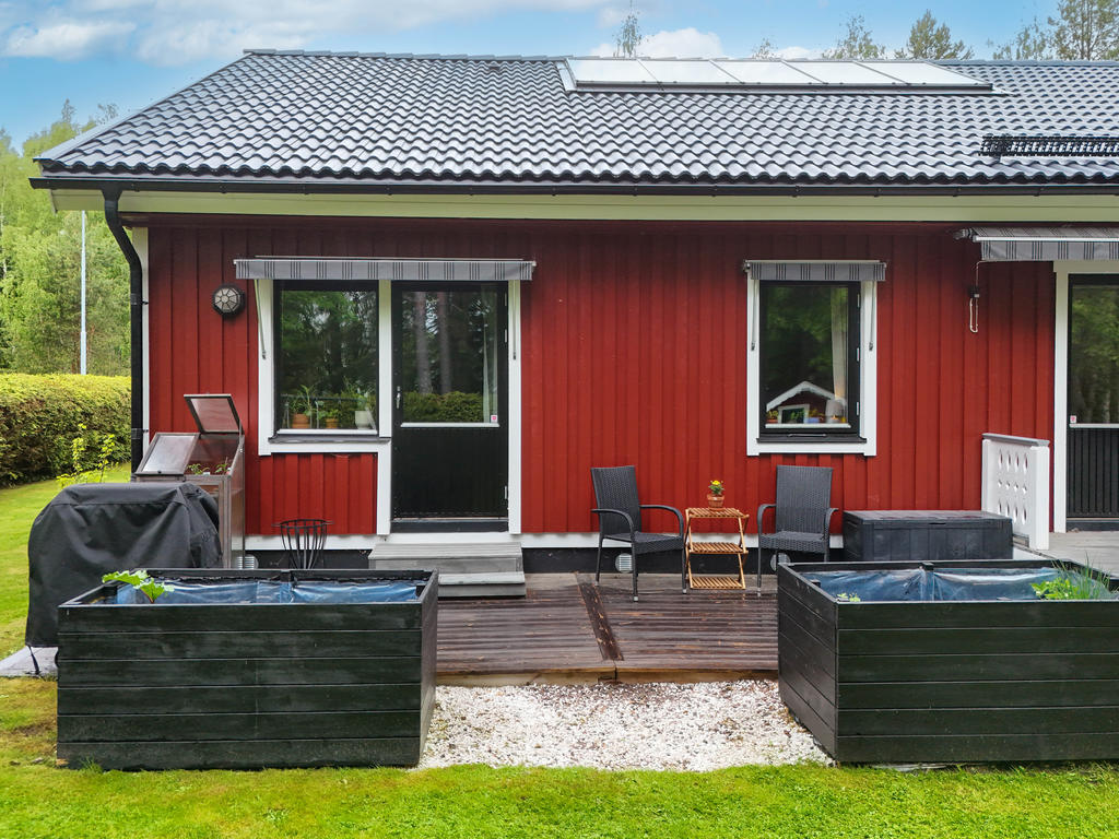 Uteplats i söderläge. I direkt anslutning till ett av husets sovrum. 