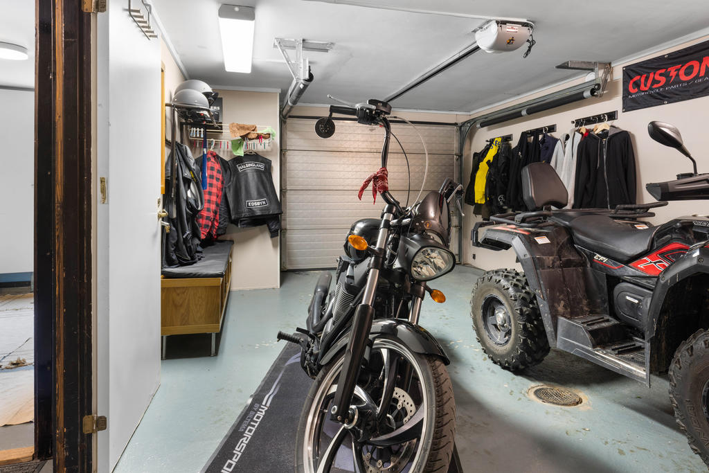 Garage med el-port. Porten installerades år 1997. 