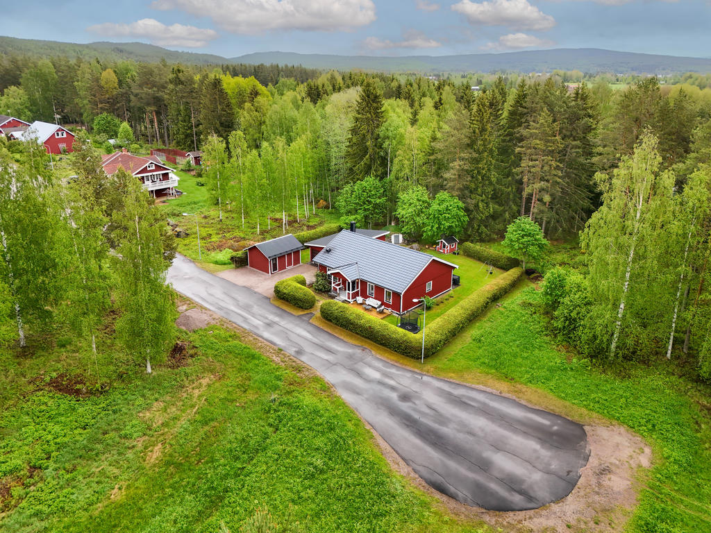 Tryggt beläget längs med lugn återvändsgata. 