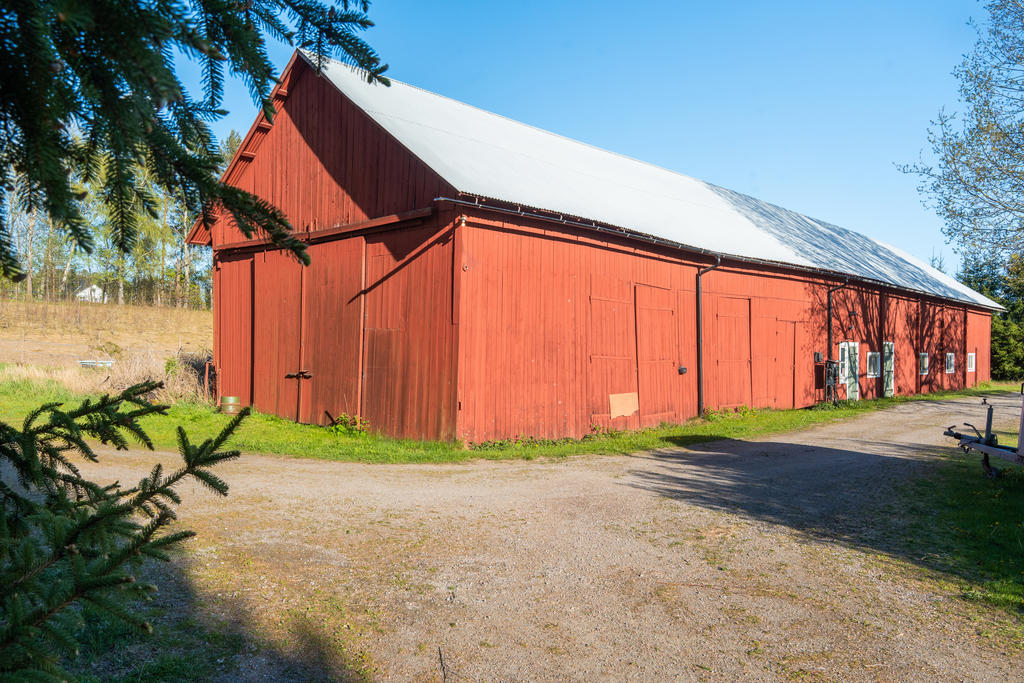 Ladugård (ca 10x40m) med loge och vidbyggd carport