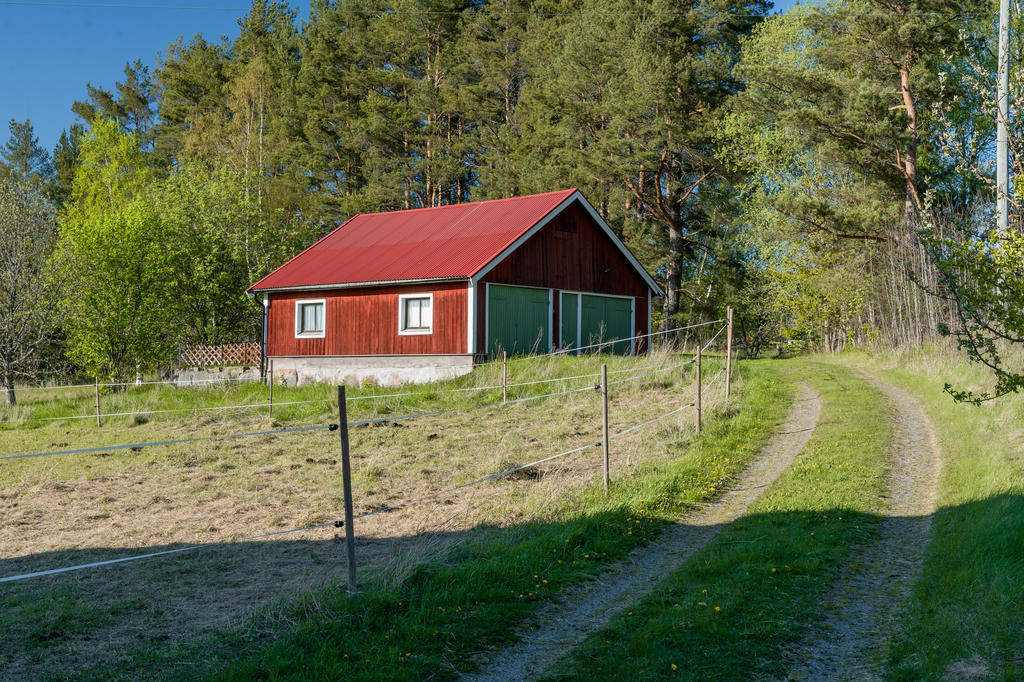 Stort fristående dubbelgarage om ca 60 kvm – perfekt för både fordon och förvaring.
