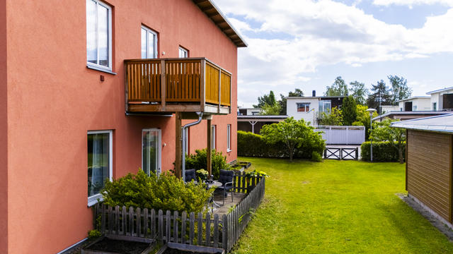Välkommen till Galoppstigen 14 med egen uteplats