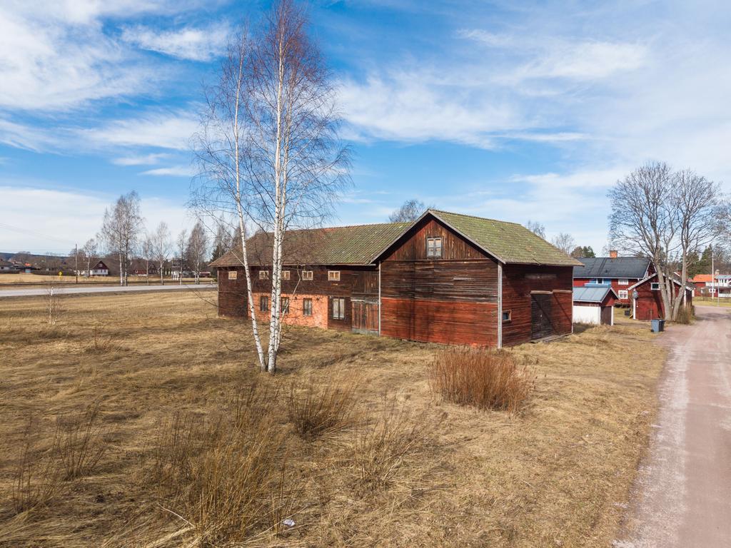 Strategiskt placerat mellan bostadsområdet och industriområdet i Övermo 