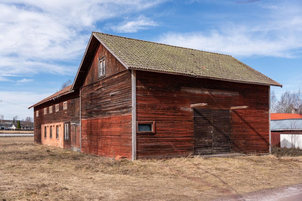 Den totala ytan uppgår till 472 kvadratmeter fördelat på två plan vilket skapar goda möjligheter för såväl förvaring och lager som egen verksamhet eller uthyrning.
