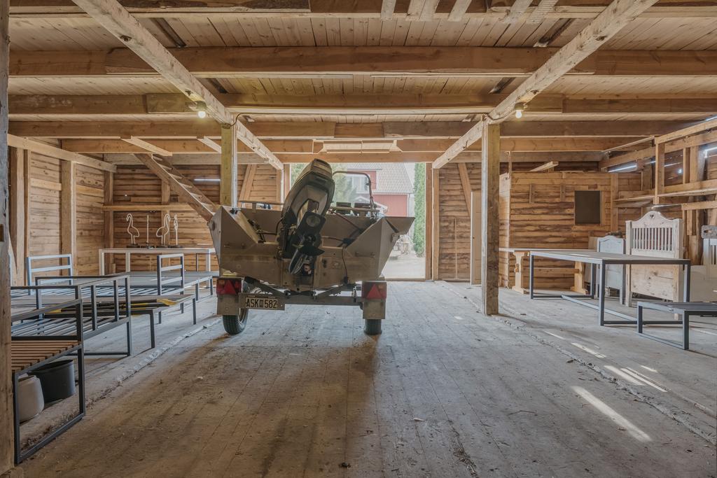 Nedre plan är uppdelat i fyra olika områden. Här "logen" med port ut mot Bondvägen.