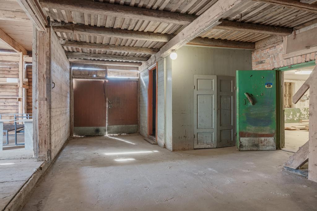 Inre del med betonggolv med dubbeldörrar åt båda håll.