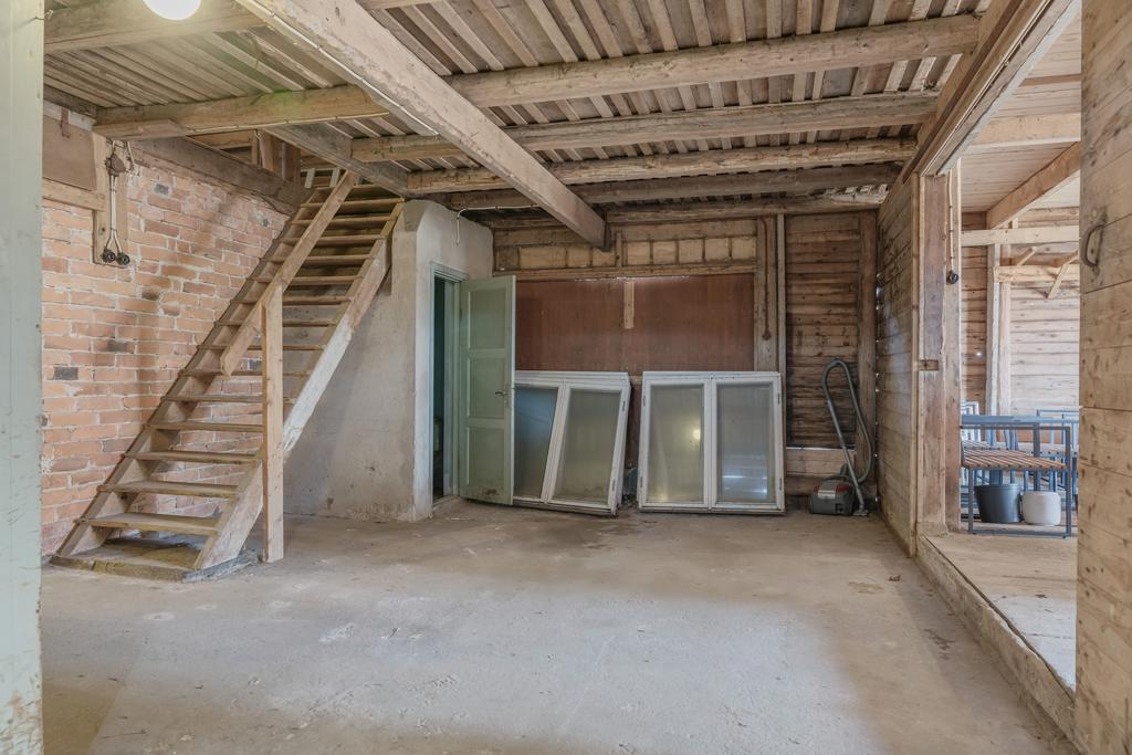 Dubbeldörrar och trapp till övre plan.