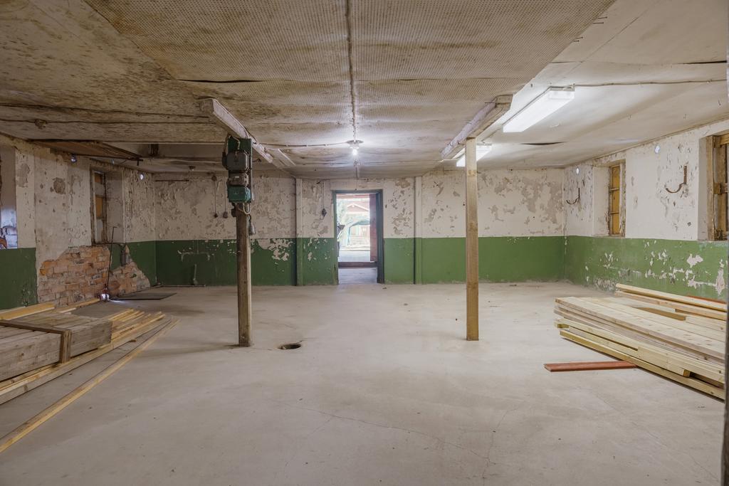 Mittendelen är det största rummet.