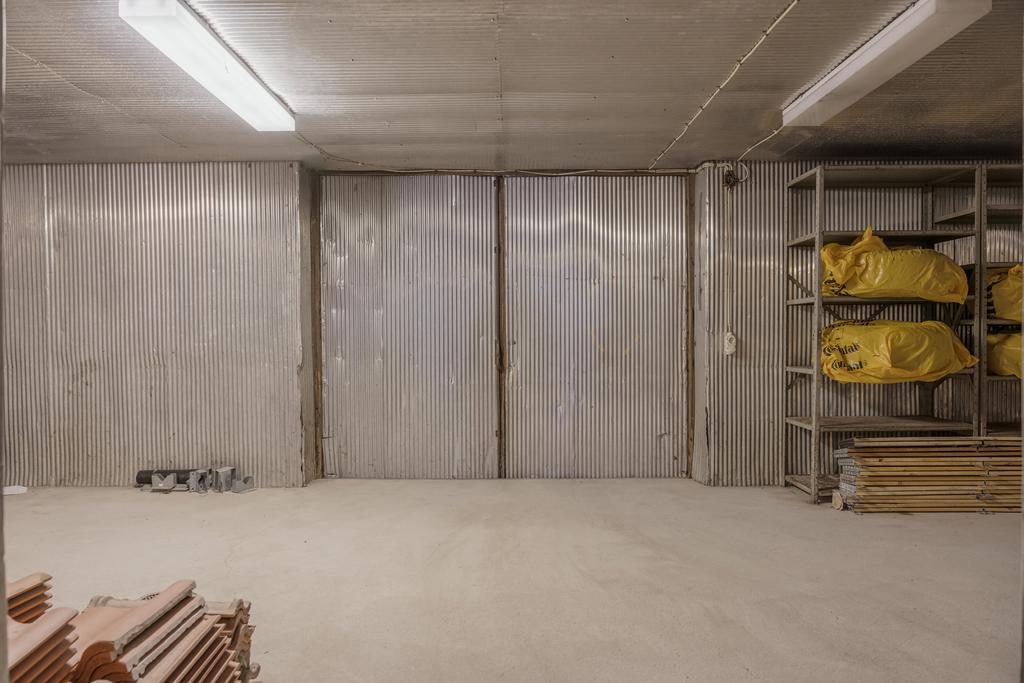 I bortre kortändan finns ytterligare ett utrymme med stora portar.