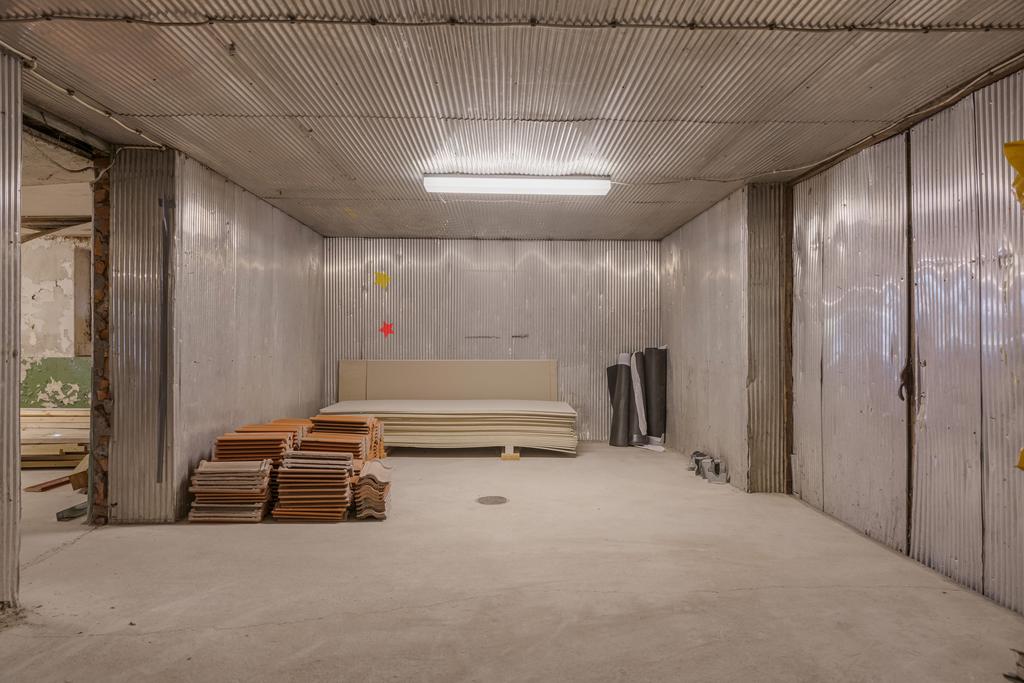 Hela insidan i detta utrymme är klätt med plåt.