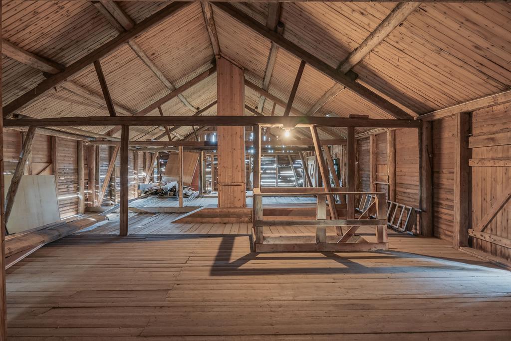 Hela övervåningen är ett stort loft med massor av potential att utveckla vidare.