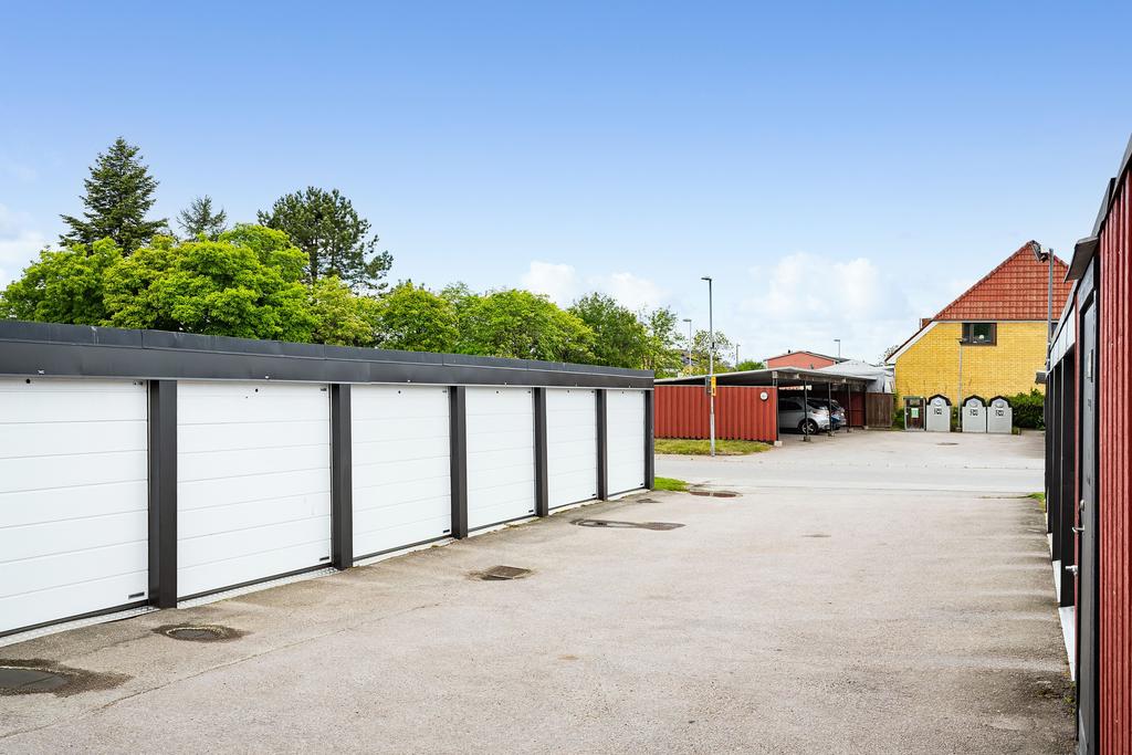 Garage med fjärrstyrd port i länga
