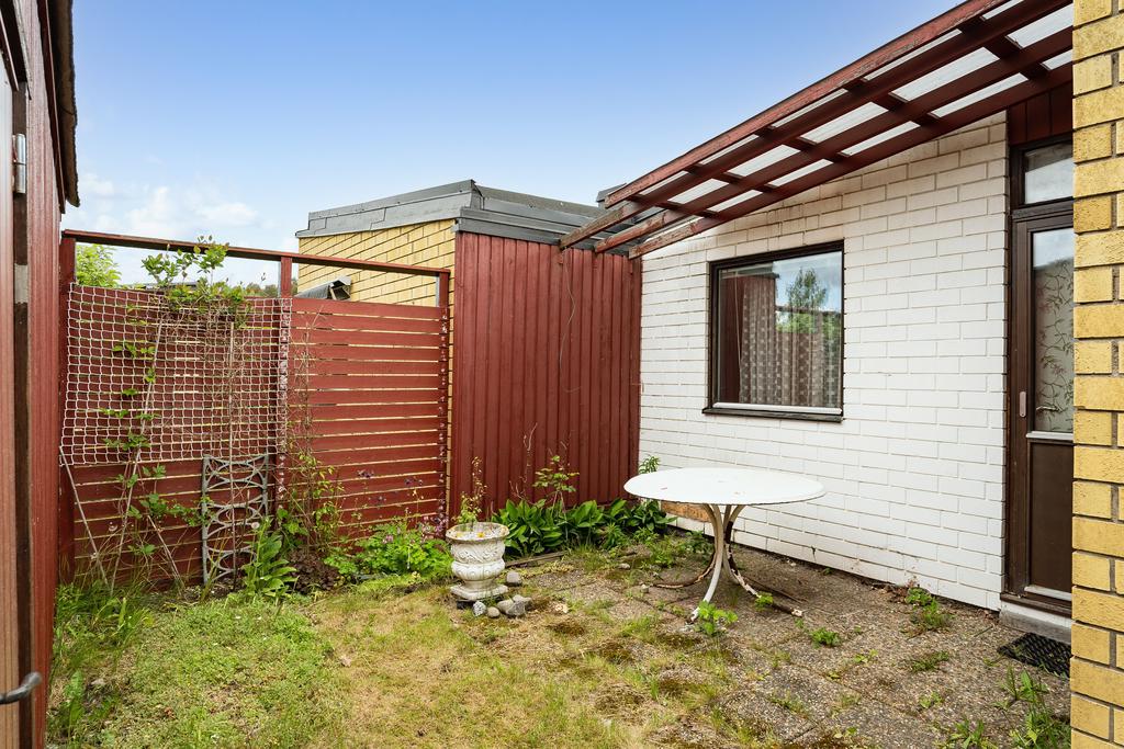 Trädgården har även ett kallförråd