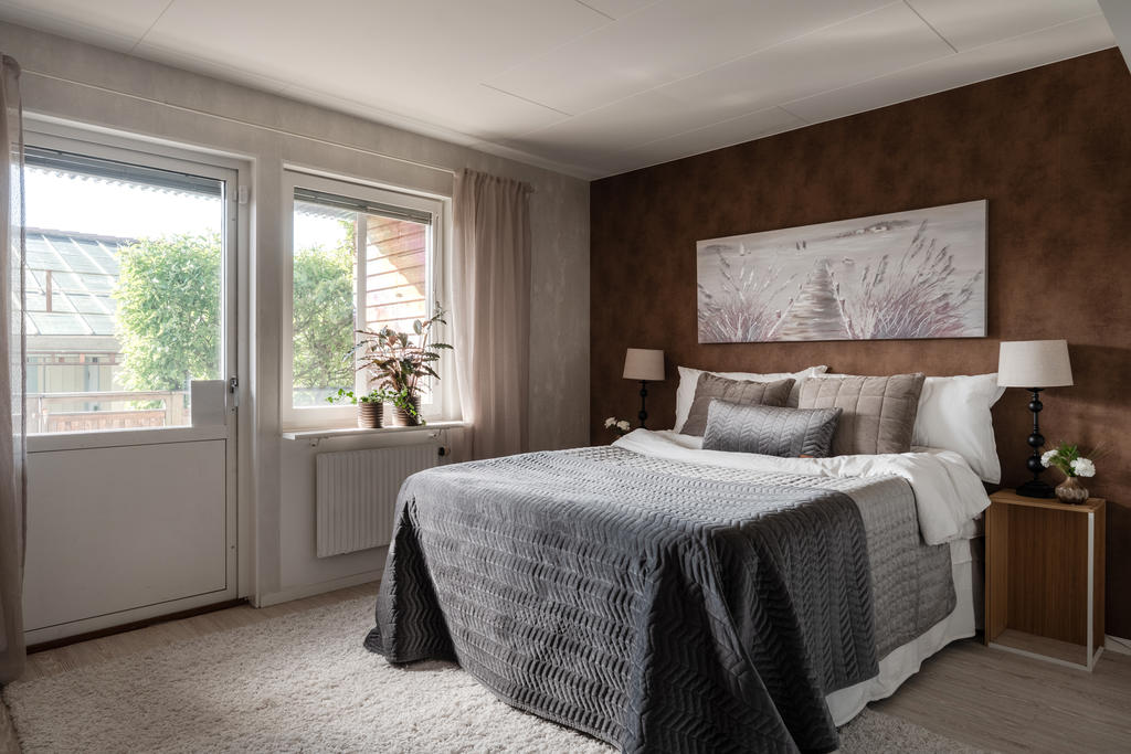 Detta master bedroom kombinerar elegans och funktionalitet med direkt tillgång till en privat altan och en klädkammare