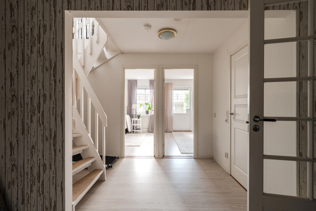 De två sovrummen erbjuder gott om plats för säng, förvaring och personliga detaljer. Stora fönster släpper in rikligt med dagsljus, vilket skapar en ljus och luftig atmosfär.