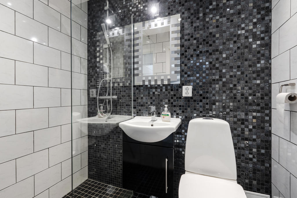 Detta nyrenoverade badrum kombinerar modern design med exklusiva materialval för att skapa en elegant och avkopplande miljö.
