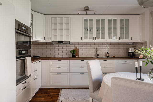 Detta nyrenoverade IKEA-kök kombinerar skandinavisk design med funktionell elegans. Med ljusa materialval och välplanerad förvaring skapas en inbjudande och praktisk miljö