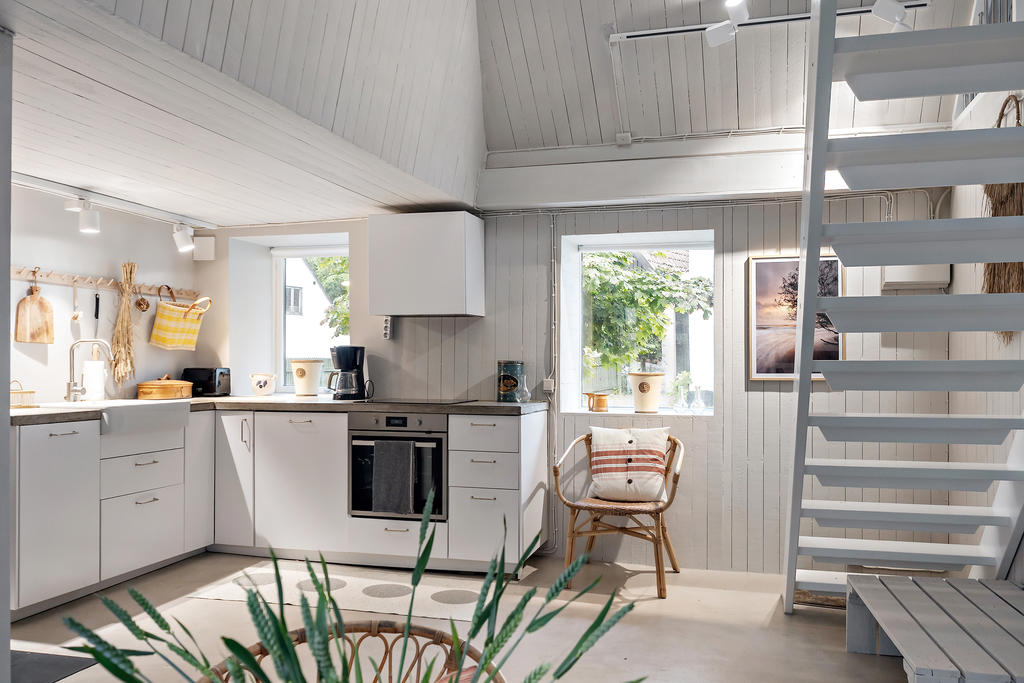 Himla modernt kök med trappa till sovloftet