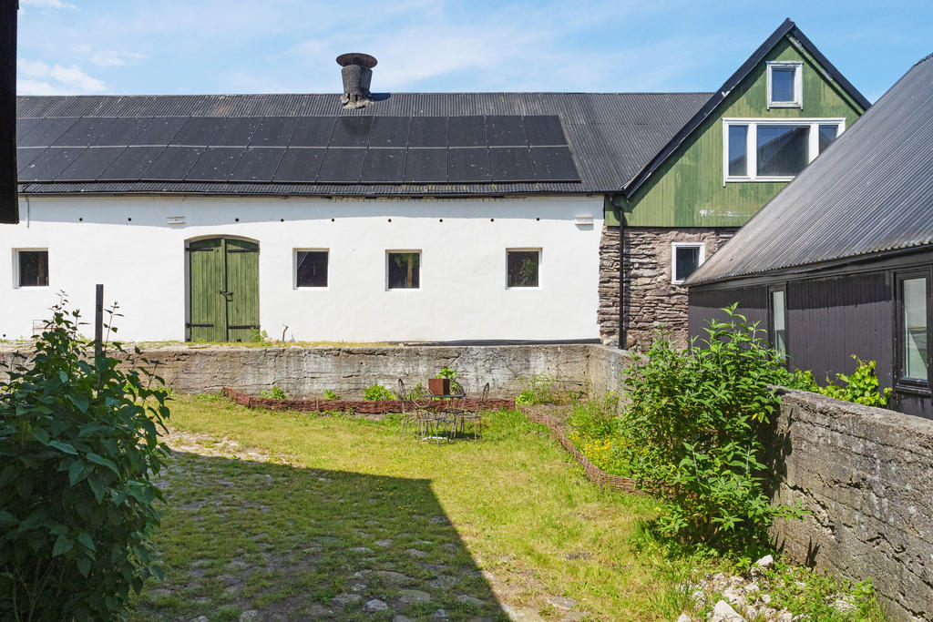 Gamla stallet och ladan i Komsta-sten till höger med den gröna gaveln