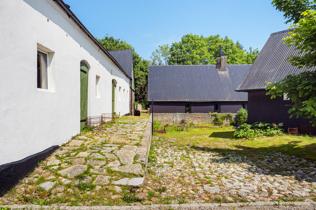 Gamla stallet till vänster och Himla till höger