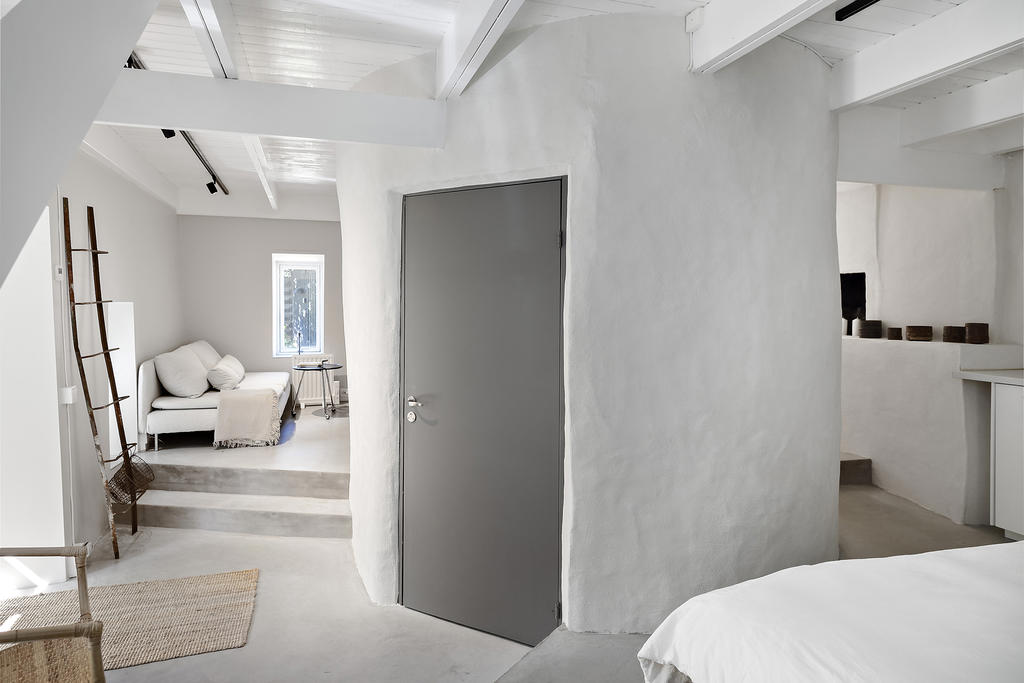 Helge 2 entre till vänster badrum bakom dörren