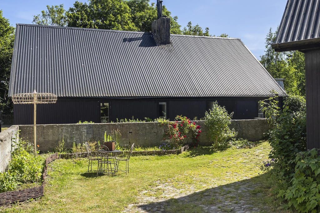 Helge 1 och 2 sett från innergården/trädgården