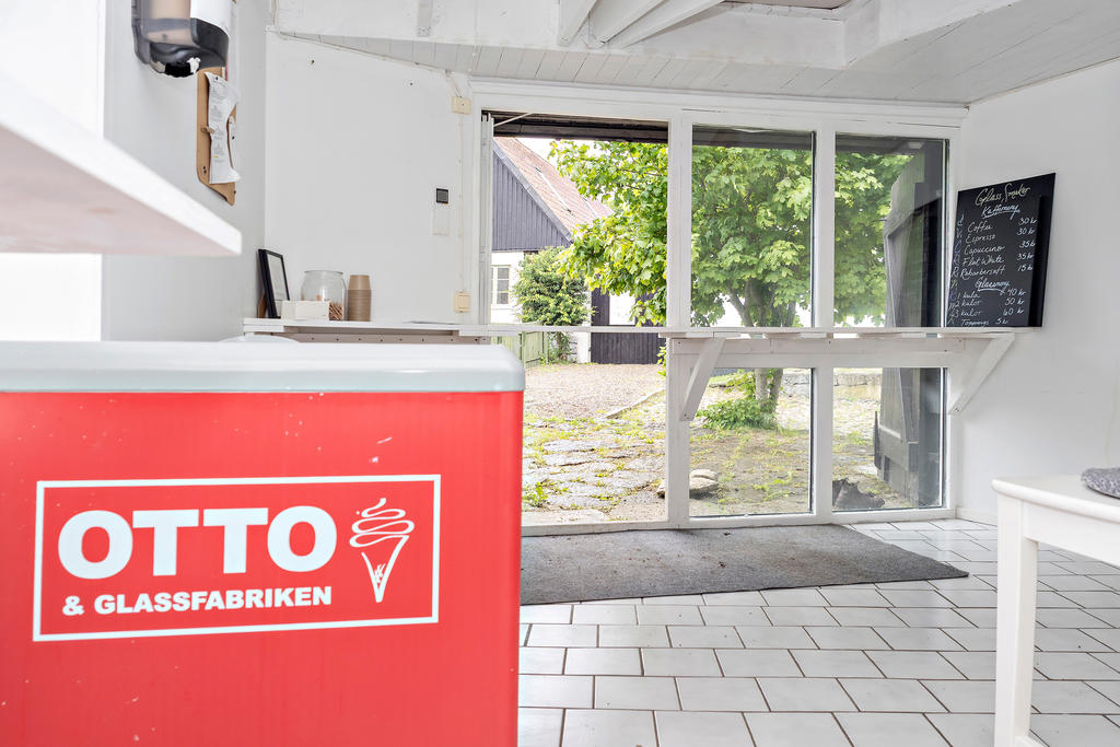 Glass kiosken mot innergården