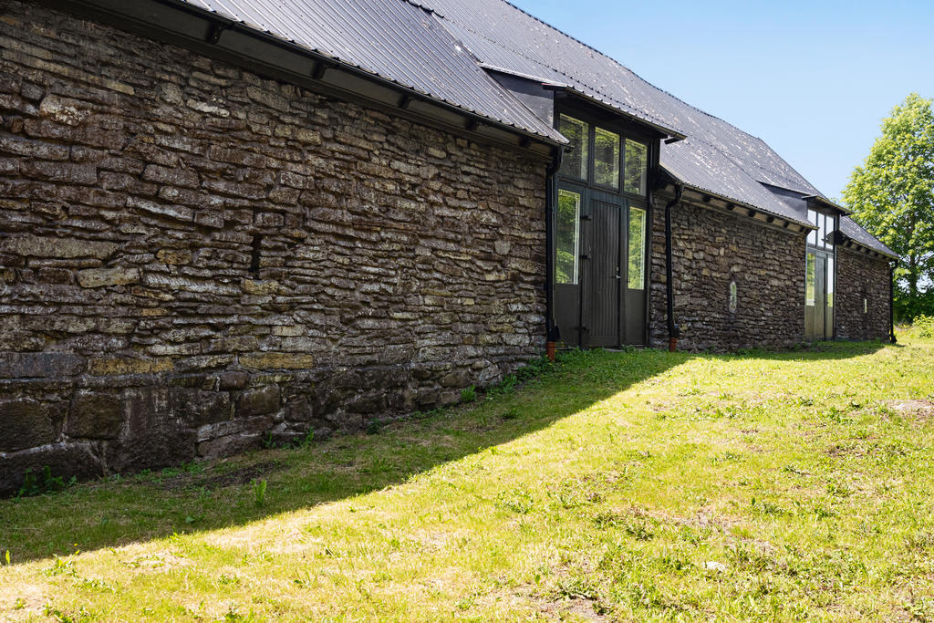 Den stilfulla ladan med ytterväggar i komsta-sten ger ett gediget och charmigt intryck