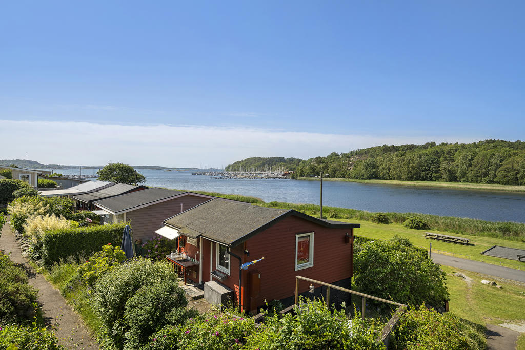 Stugan bjuder på fri utsikt över vattnet och sol från morgon till solnedgång 
