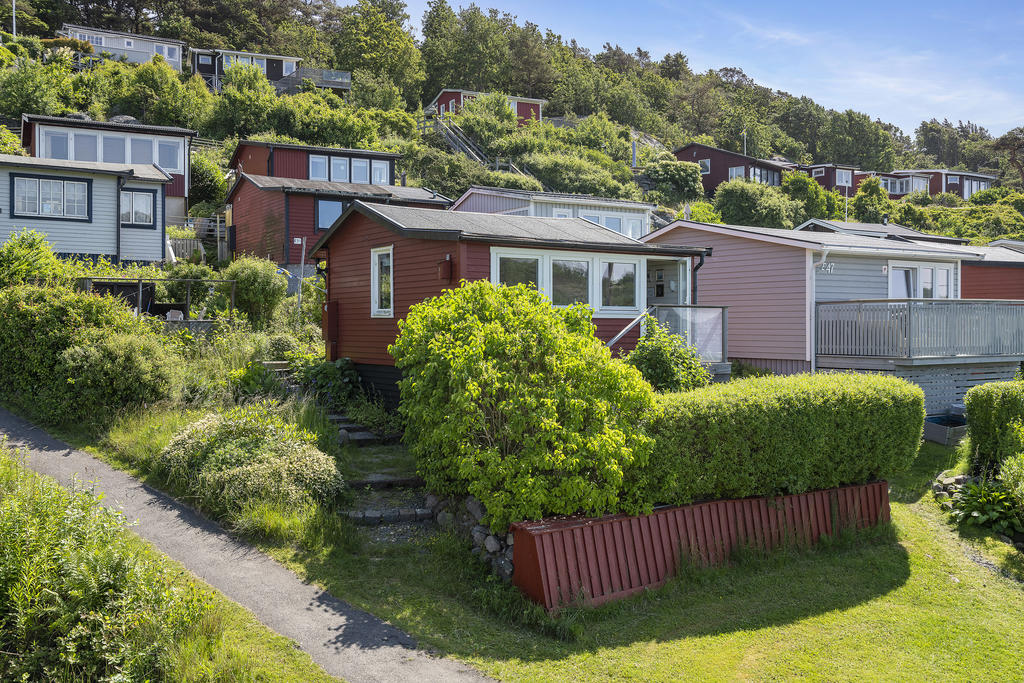 Huset ligger på främsta raden med hörnläge. Intill går Åsnestigen som tar er till festplatsen och resten av stugområdena