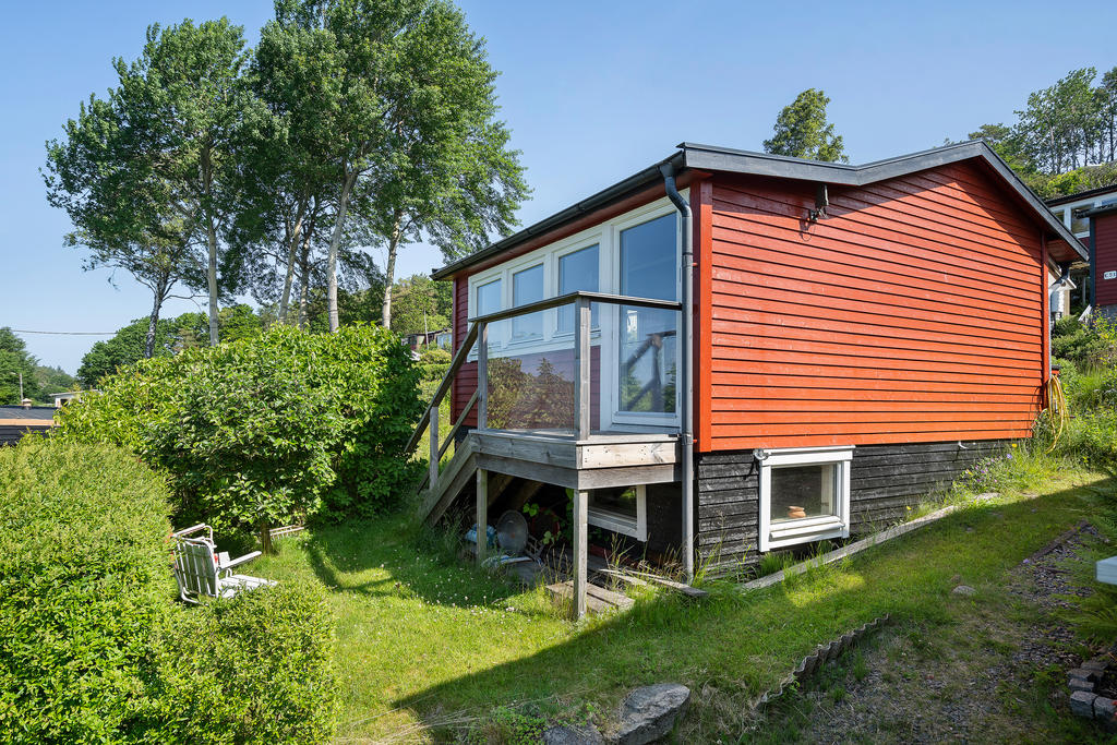 Balkongen har glasräcke vilken gör att ljuset flödar fritt. Under huset finns utrymme för förvaring och ev en tvättmaskin