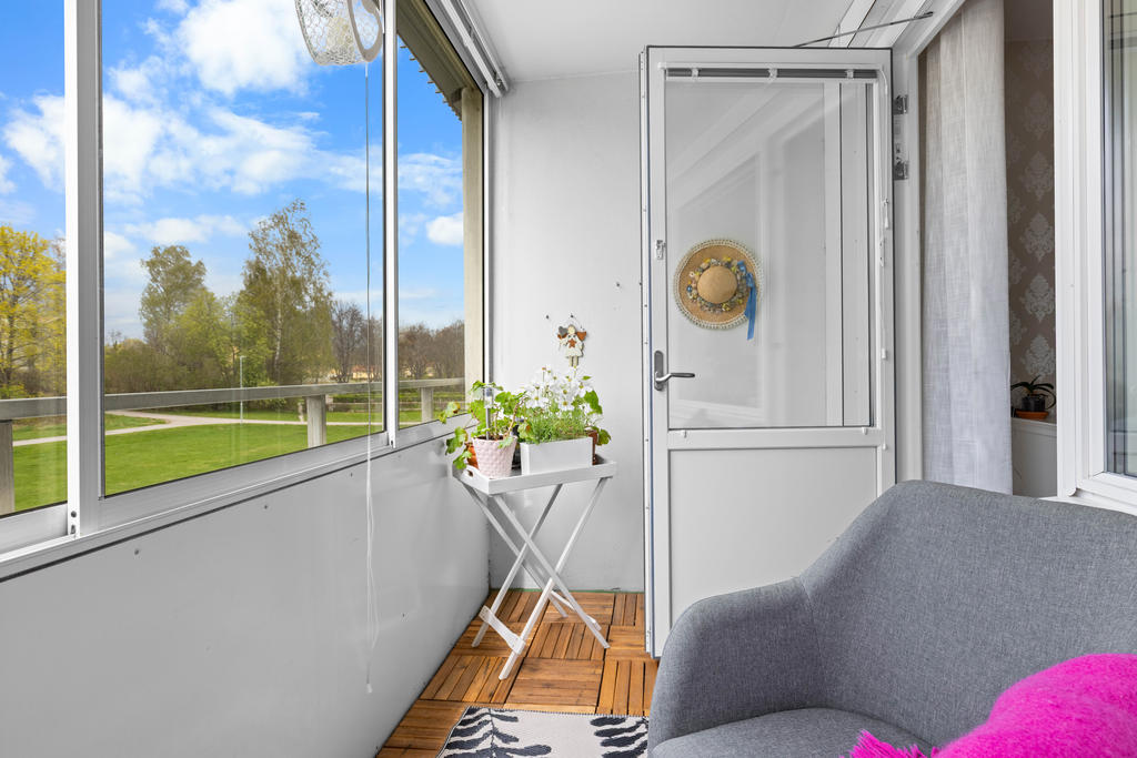 Inglasad balkong som är belägen 1 våning upp ovanför souterrängplanet