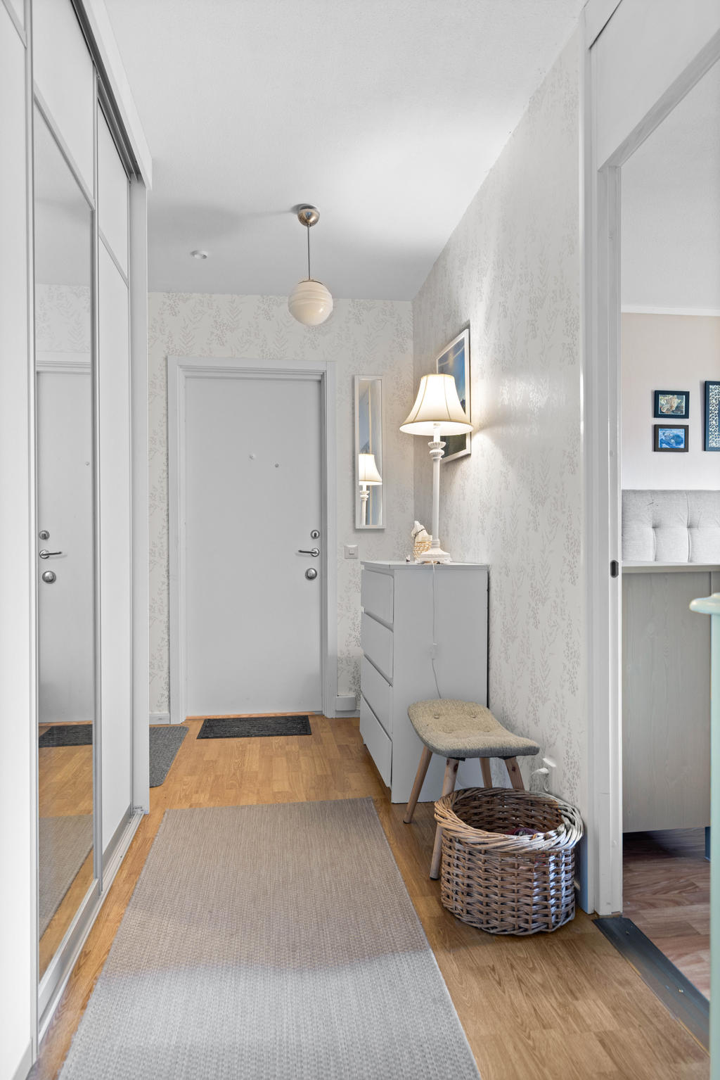 Hall med skjutgarderob med spegeldörr