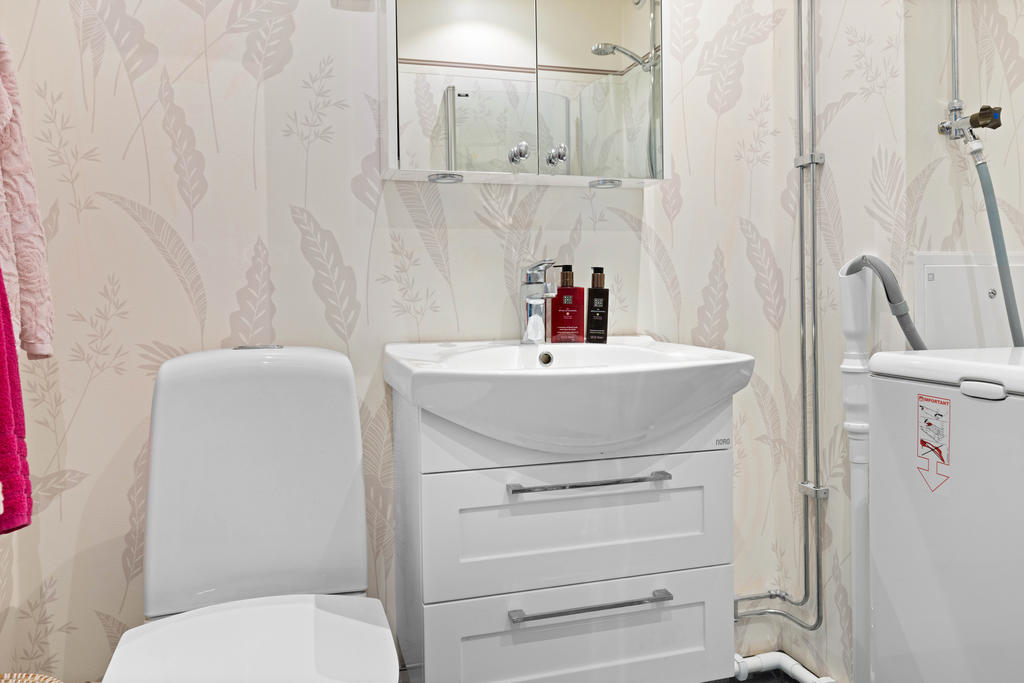 Duschrum med wc, handfat, duschväggar och handdukstork